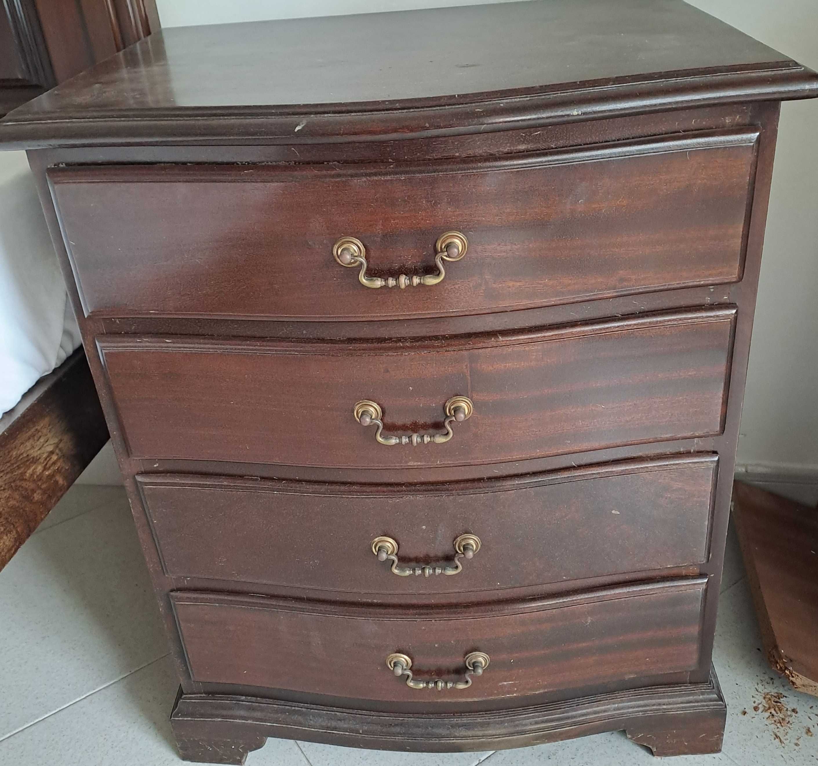 Quarto (1 Comoda, 1 Cama, 2 Mesas Cabeceira)