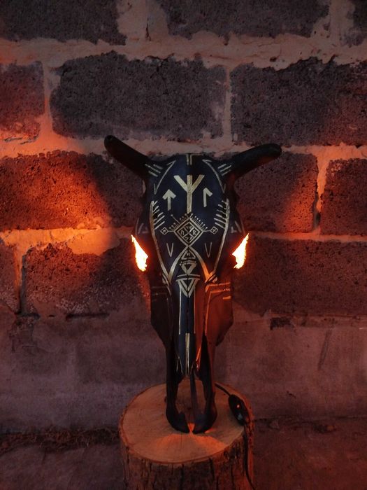 Lampa amulet wykonana z naturalnej czaszki krowy. Ręcznie wykonana.