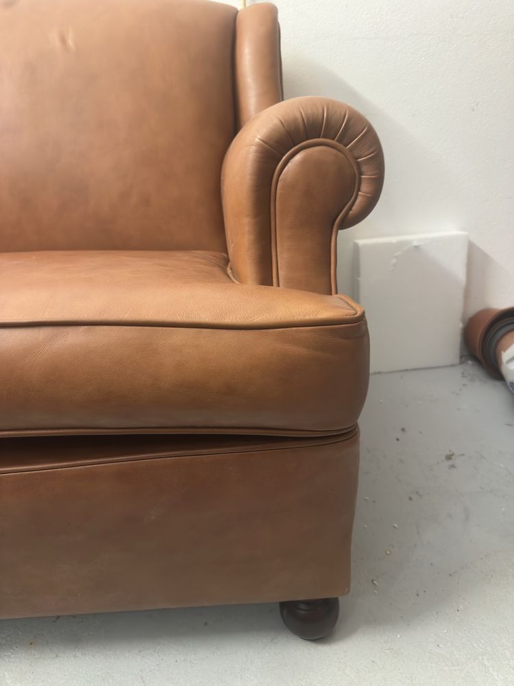 Sofá de couro para duas pessoas