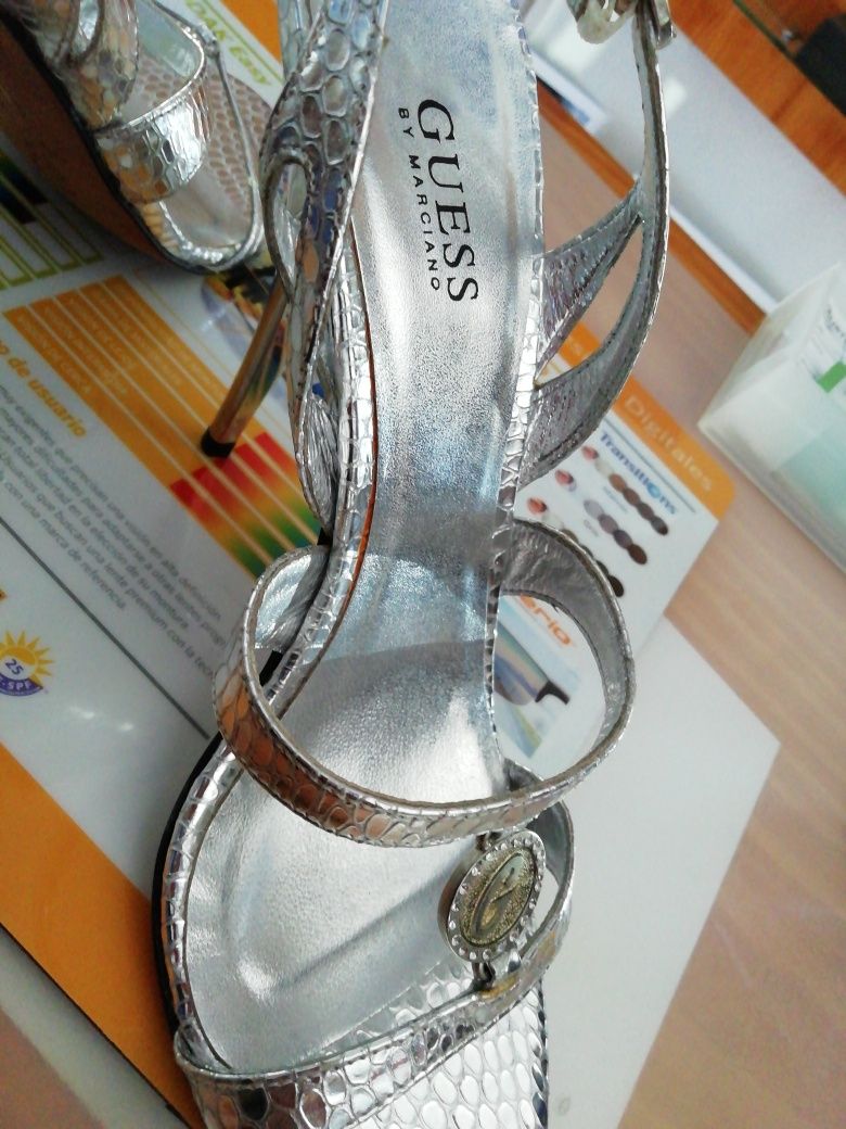 Sapatos Guess novos