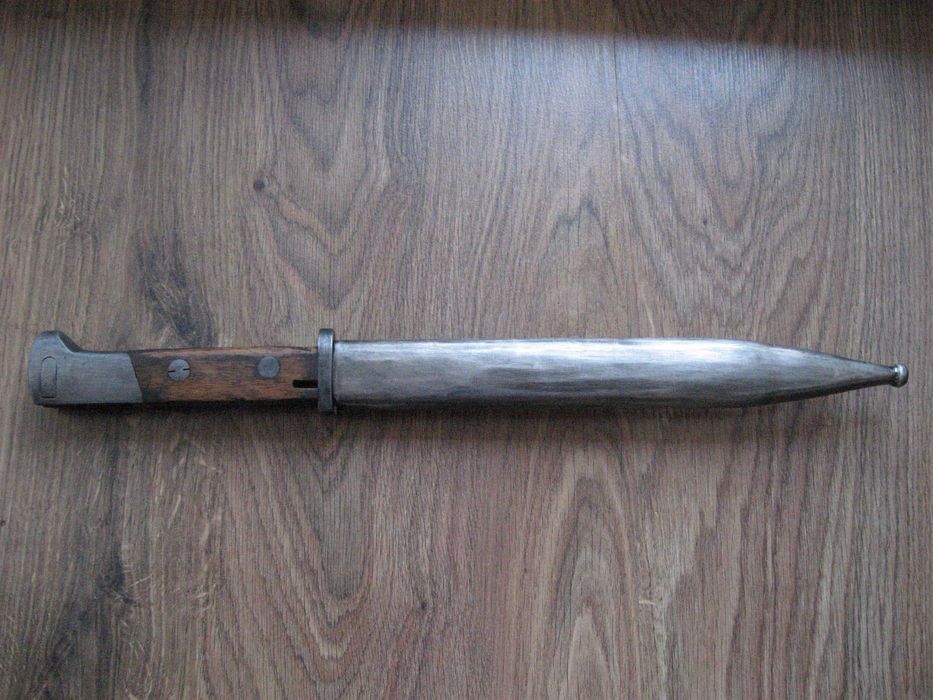 Bagnet z pochwą metalową