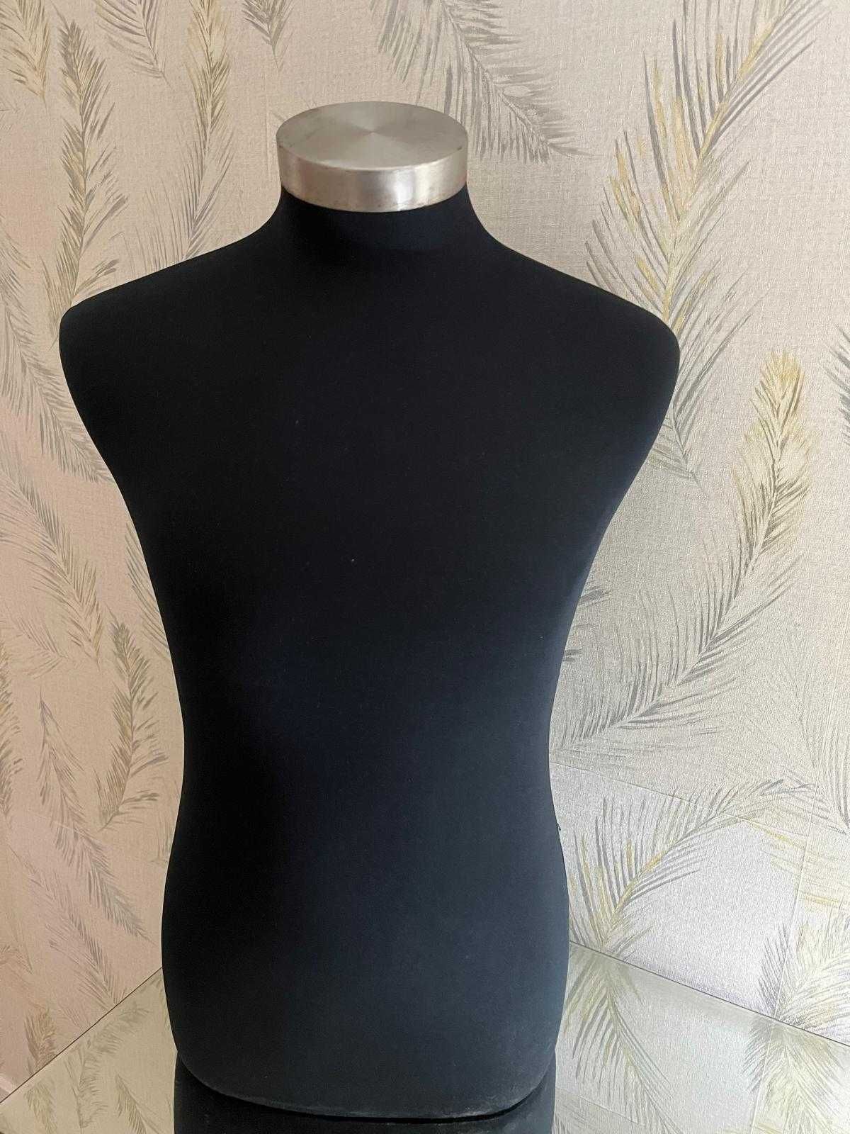 Busto de manequim em tecido preto