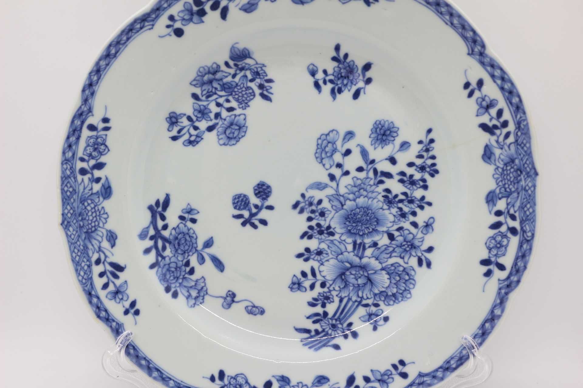 Prato Recortado Porcelana Chinesa Cª das Índias Período Qianlong XVIII