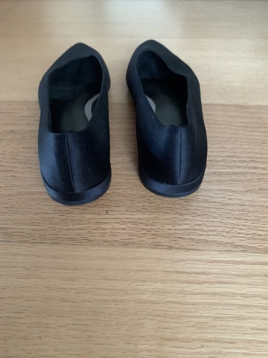 Sapatos rasos pretos e acetinados