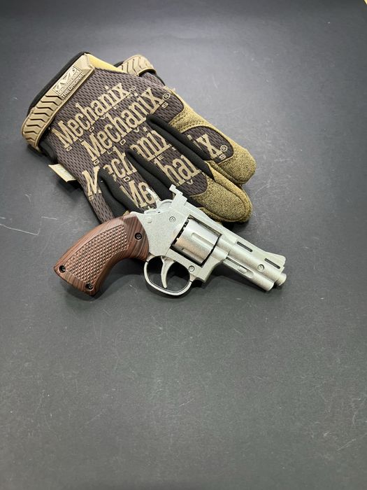 Металевий револьвер Colt на пістонах