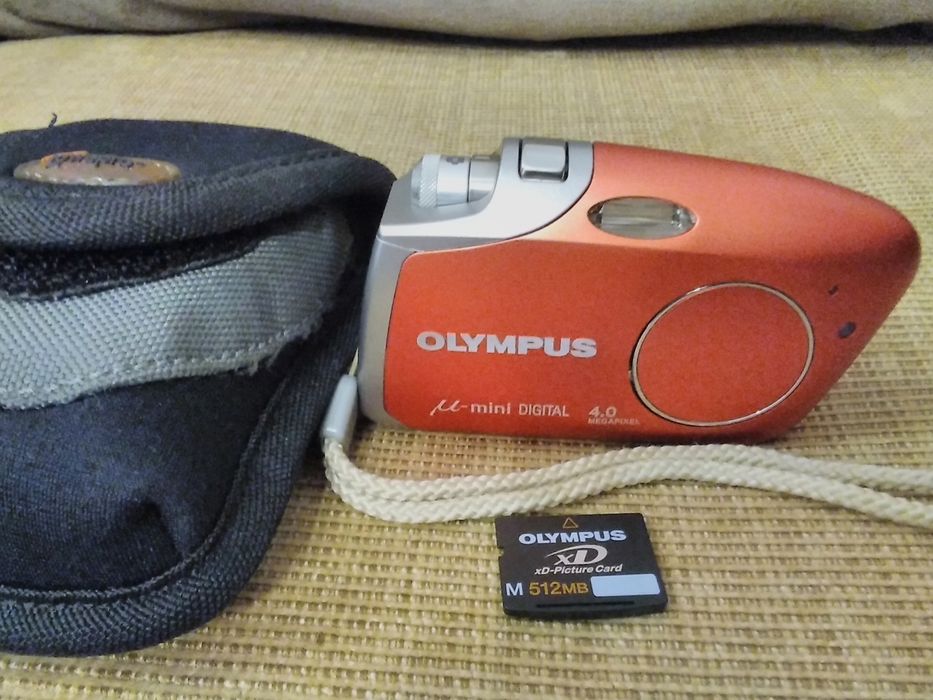 Máquina fotográfica digital impecável