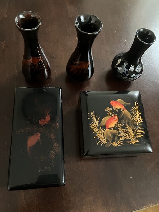 Komplet z chińskiej laki - wazony i szkatułki