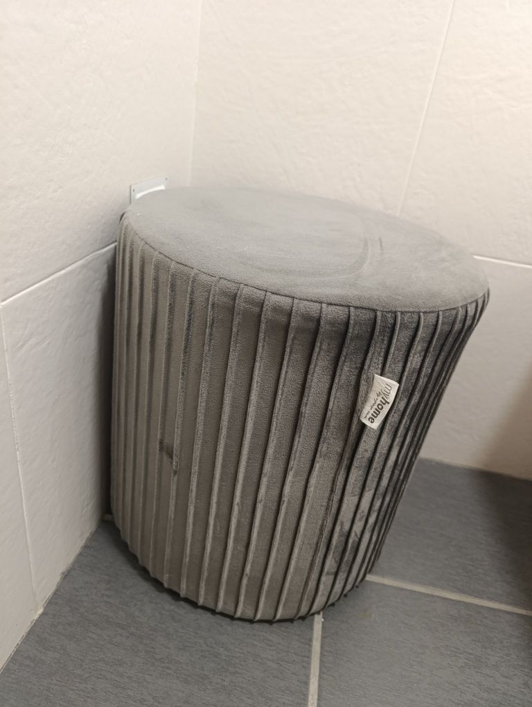Puff cinzento de veludo