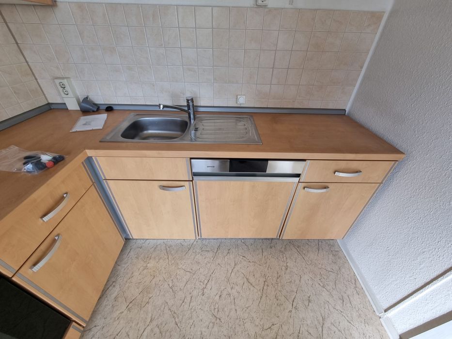 Bardzo ładny zestaw mebli kuchennych w zabudowie ze sprzętem.