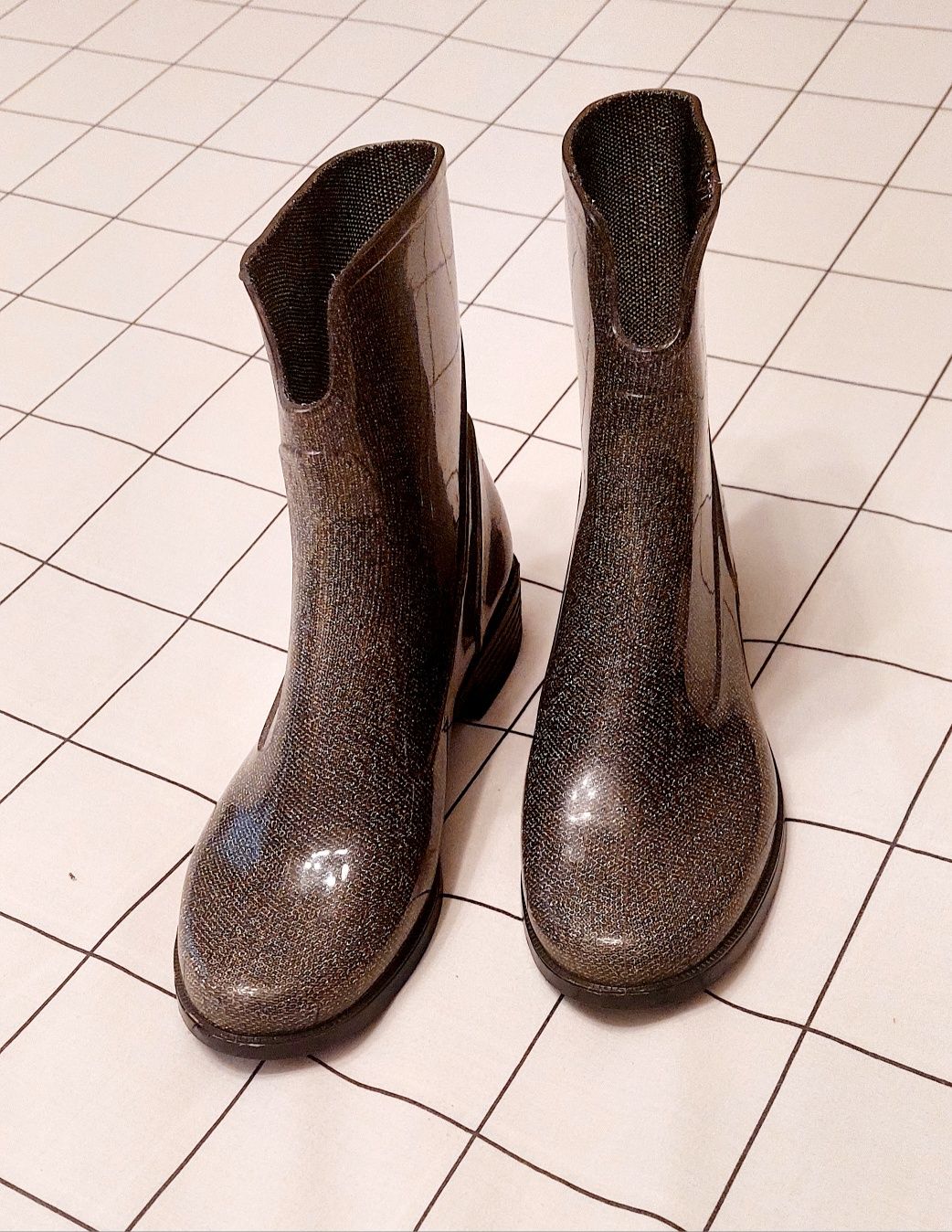 Bota cinza marca Melissa