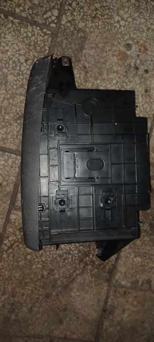 Schowek samochodowy pod fotel pasażera od vw golf 5 kombi 2007 r.