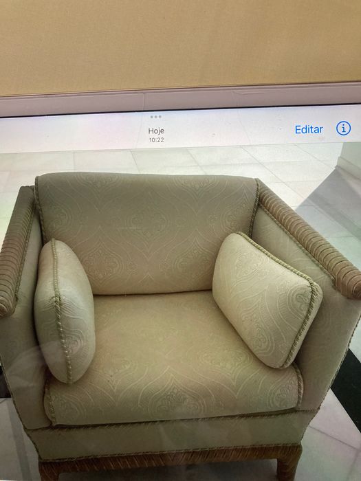 A venda sofás e poltronas super confortáveis práticas.