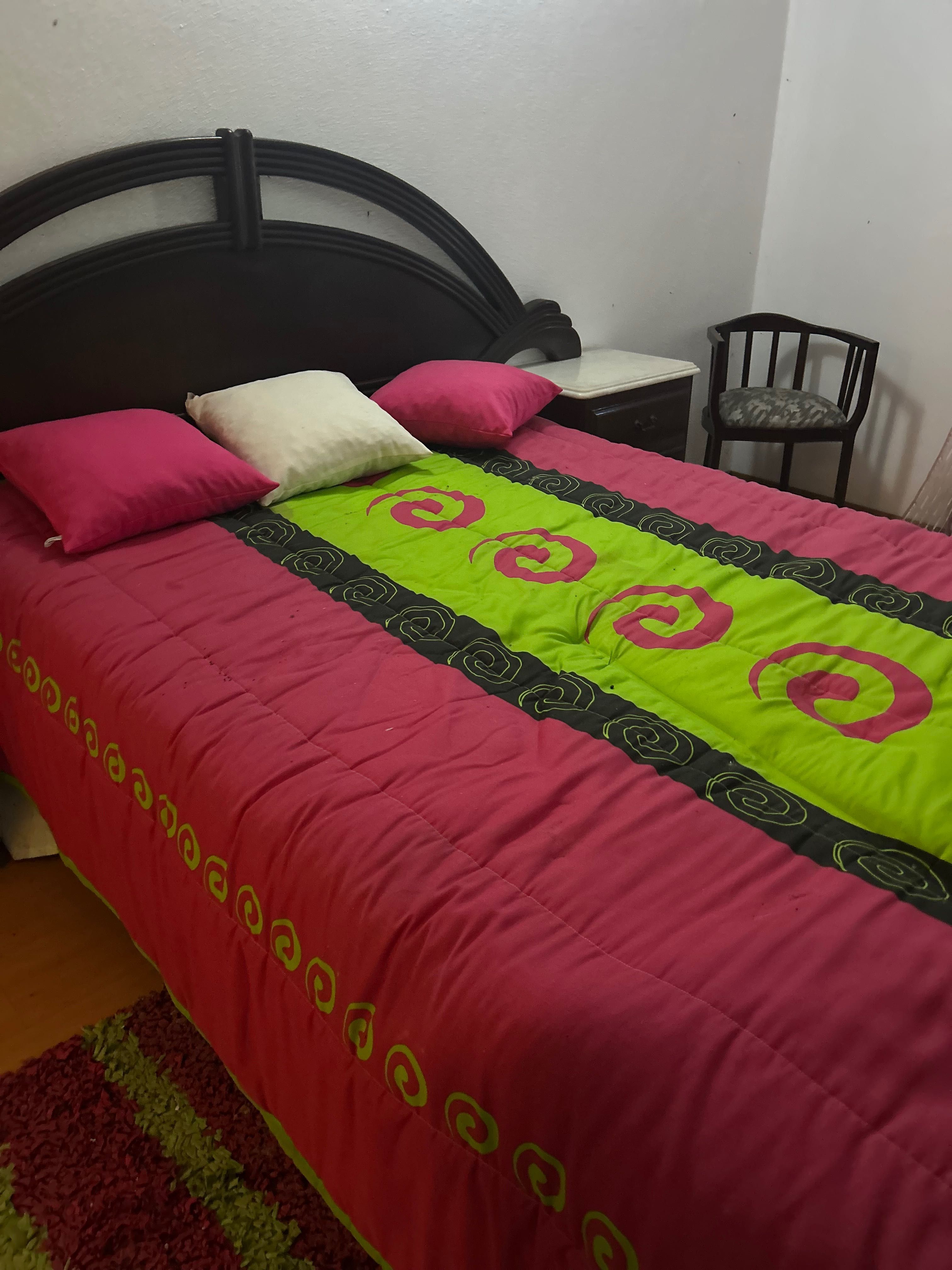 Quarto: cama, cómoda e cabeceira