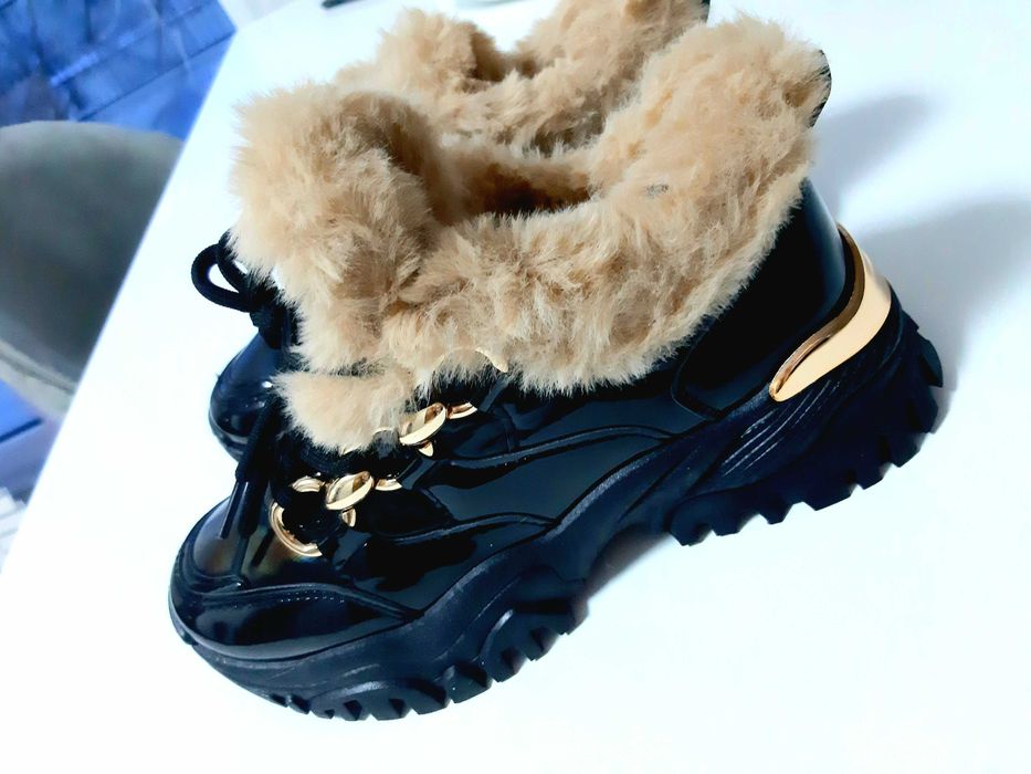 Adidasy czarne lakierowane z futerkiem 39 -24,5 cm