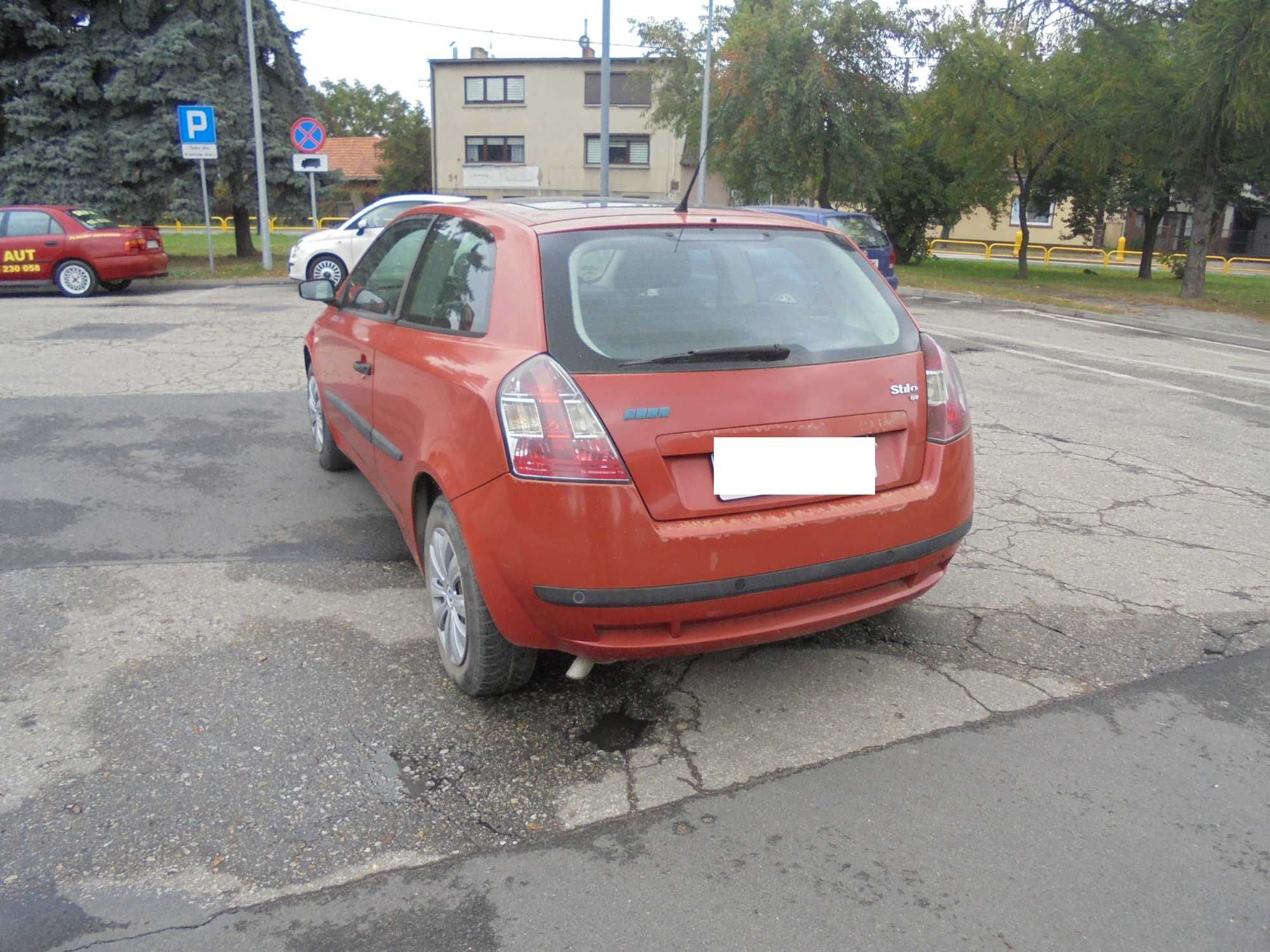 Fiat Stilo 3drzwi 1.6 benzyna kolor czerwony przeznaczony na części