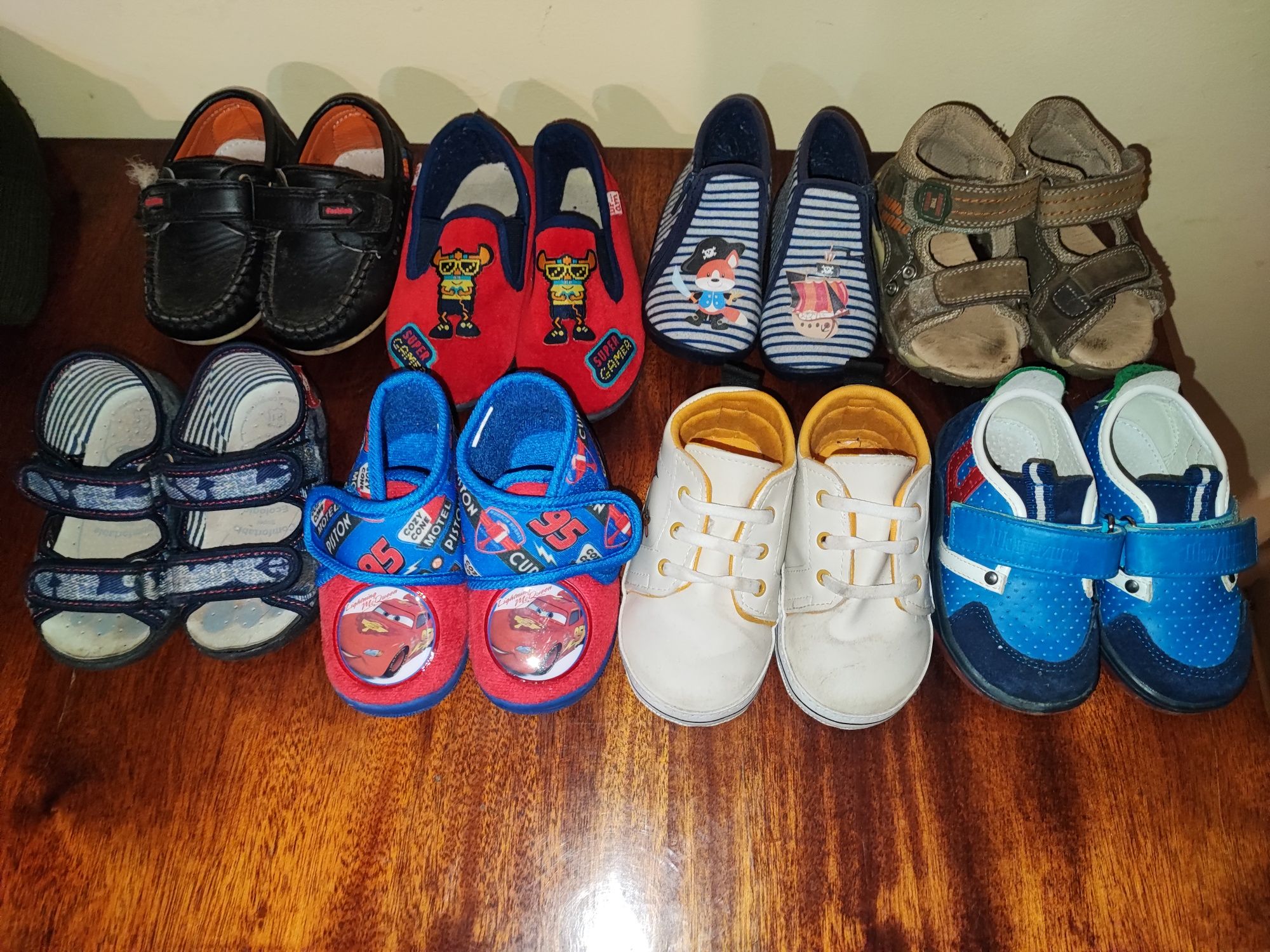 Дитяче взуття різних розмірів