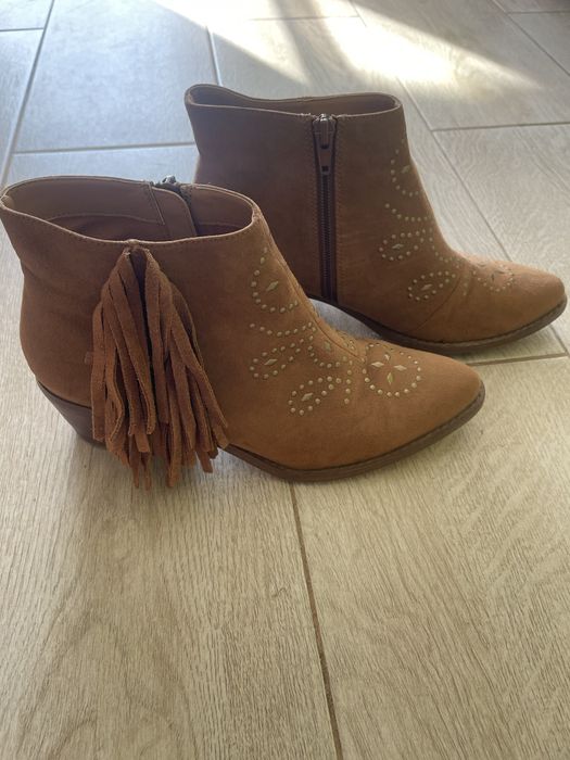 Жіночі черевики-козаки