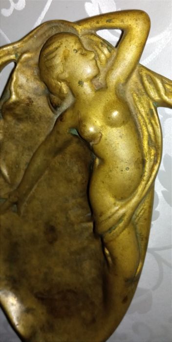 Stara mosiężna popielniczka syrenka.