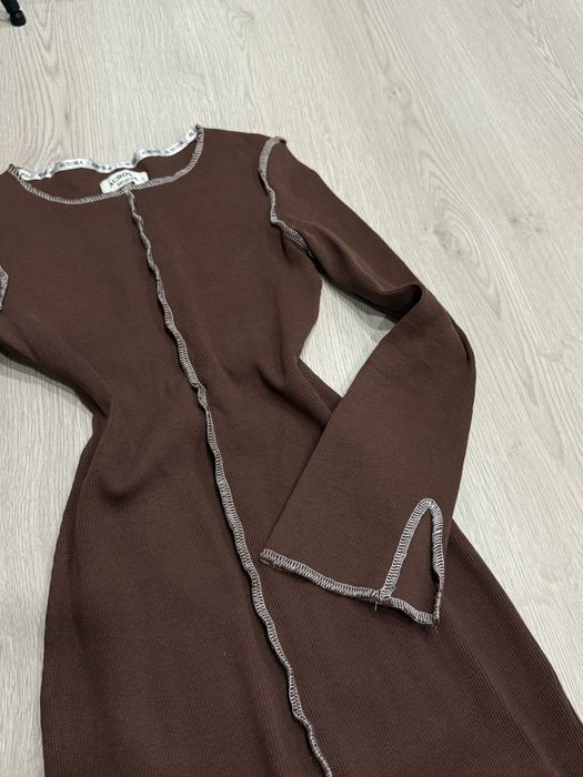 Сукня в рубчик з швами ззовні