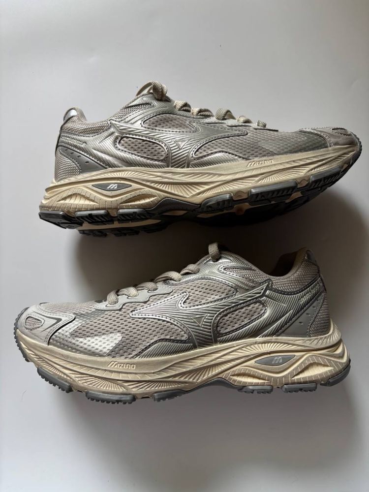 Mizuno Racer S White Metallic Silver