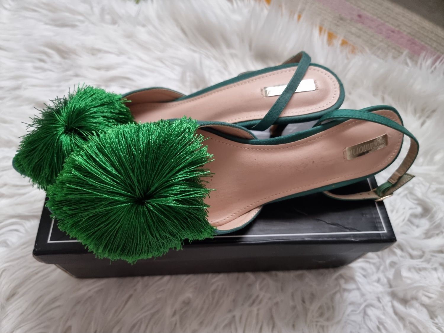 Sapato em camurça com pom-pom