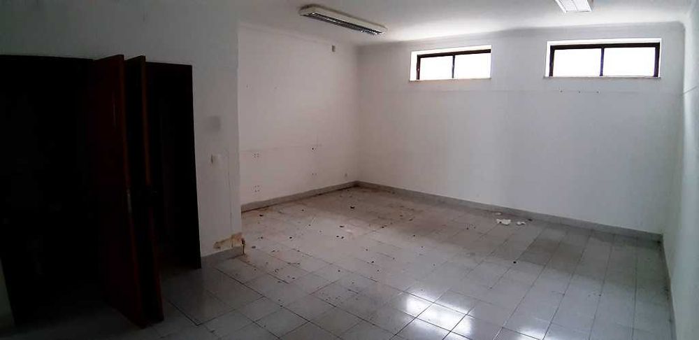 Loja  85m2 em Coselhas apta para serviços ou comércio