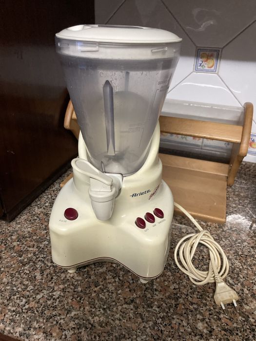 Picadora com copo misturador Ariete em bom estado