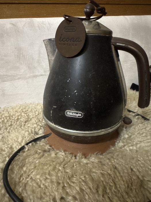 Чайник DeLonghi рабочий 1.7 литра