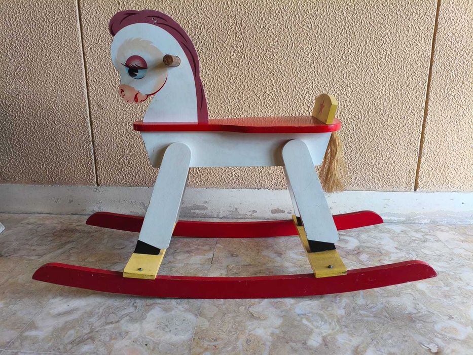 Cavalo de baloiço em madeira