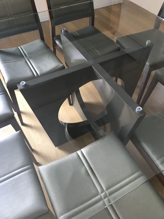 Mesa de jantar em vidro com 8 cadeiras