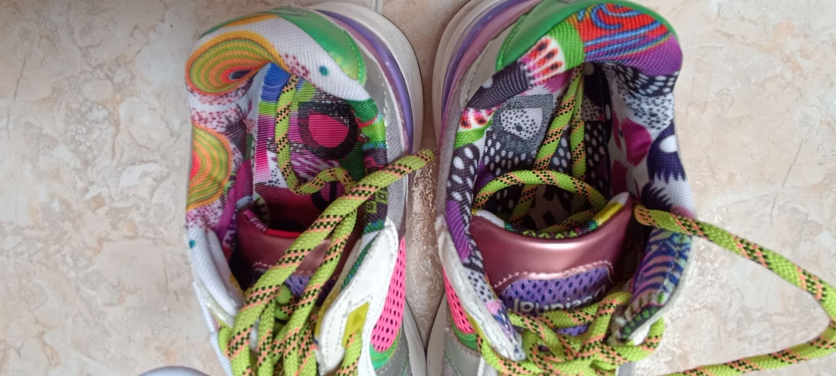Ténis irreverentes marca Desigual