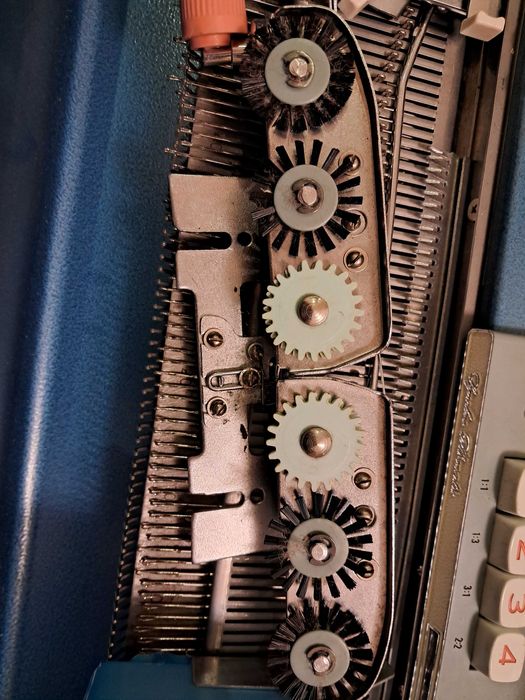 Продаю в'язальну машину Simac DX-2000