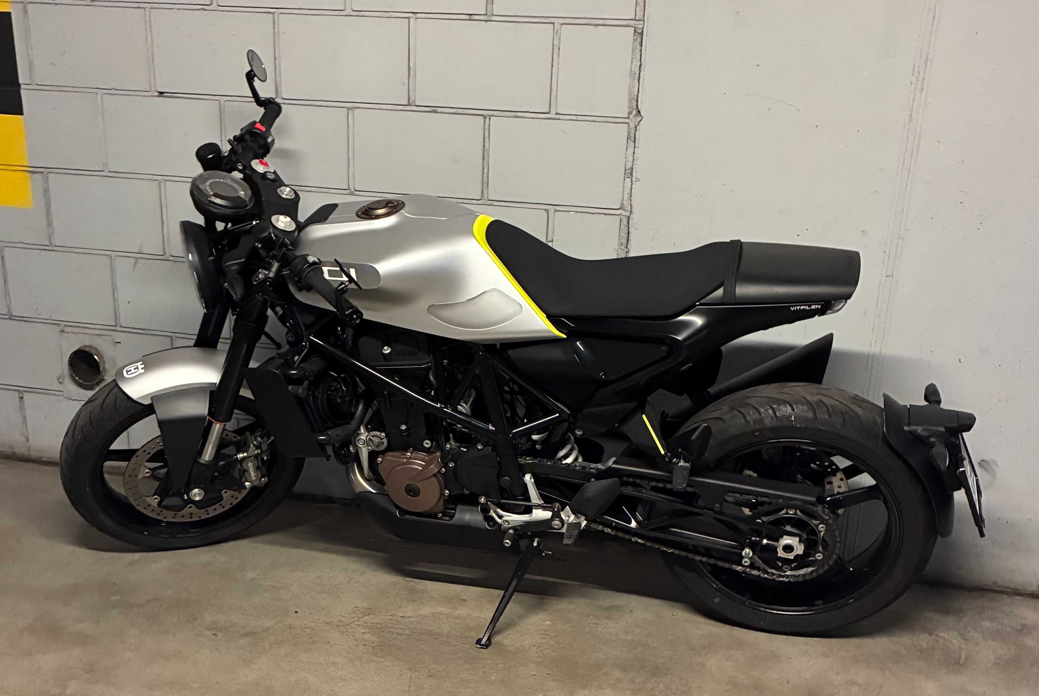 husqvarna vitpilen 701 ktm duke 690