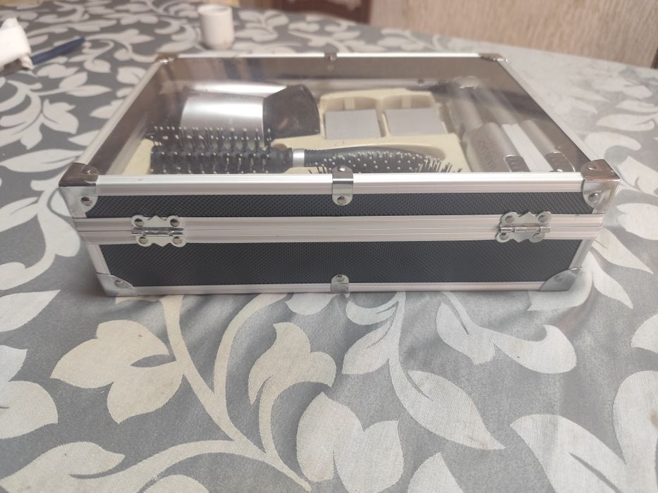 Caixa alumínio com conjunto secador cabelo e alisador