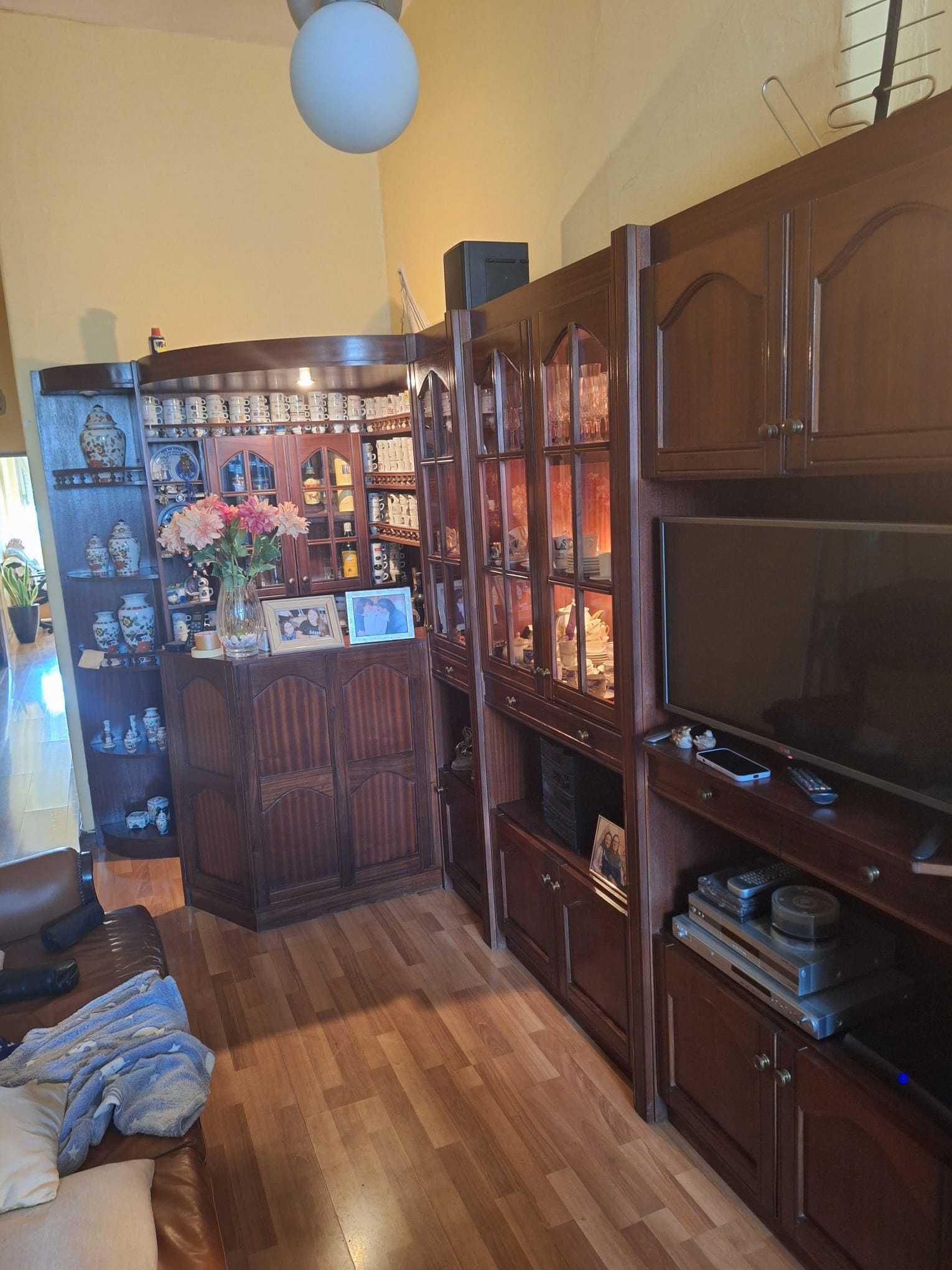Móvel de televisão com bar incorporado
