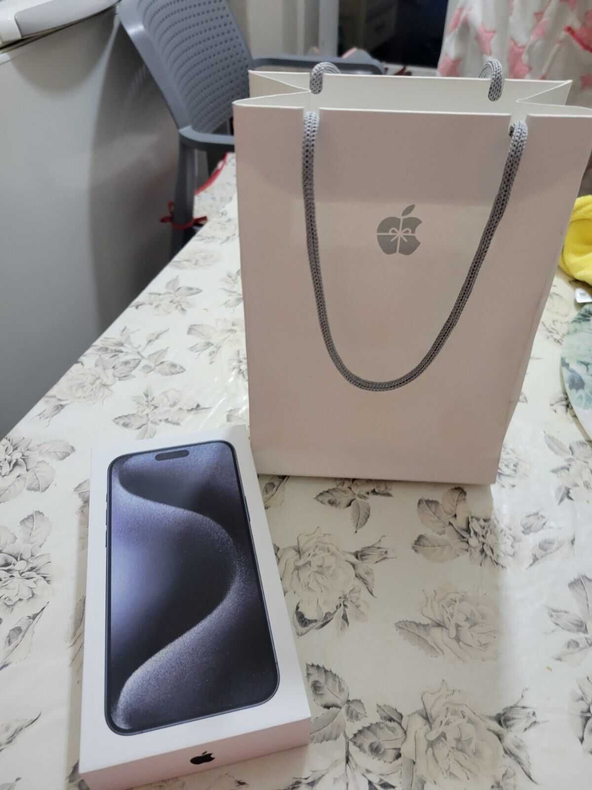 Iphone 15 pro max 1tb (Selado) (1 Titânio Branco 2 Titãnio Preto)