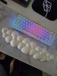 Teclado glorious branco e nuvem de
