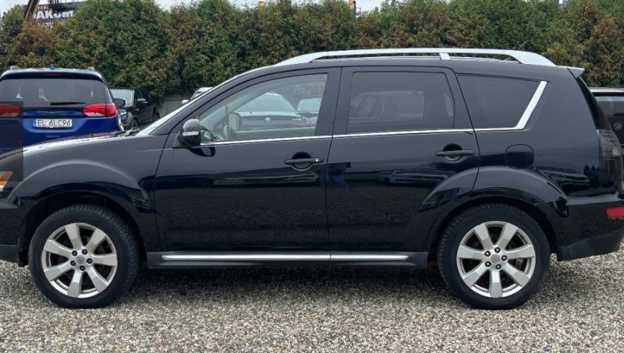Mitsubishi Outlander 7 os 2010r sprzedam  zamienię na łódź kabinowa
