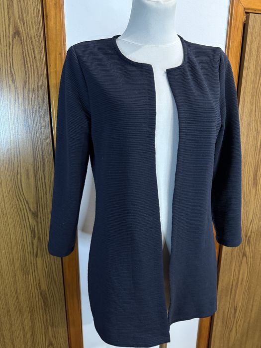 Granatowa długa marynarka narzutka