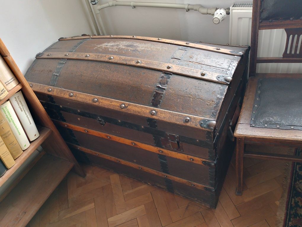 Kufer zabytkowy drewniany