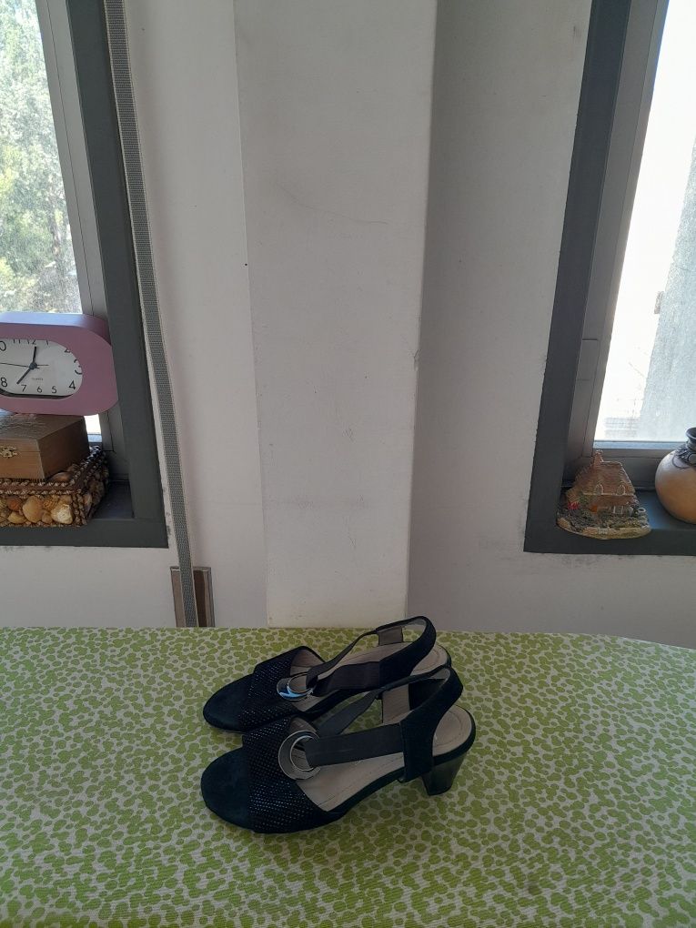 Vendo Sandálias de Senhora ARA muito bonitas como novas