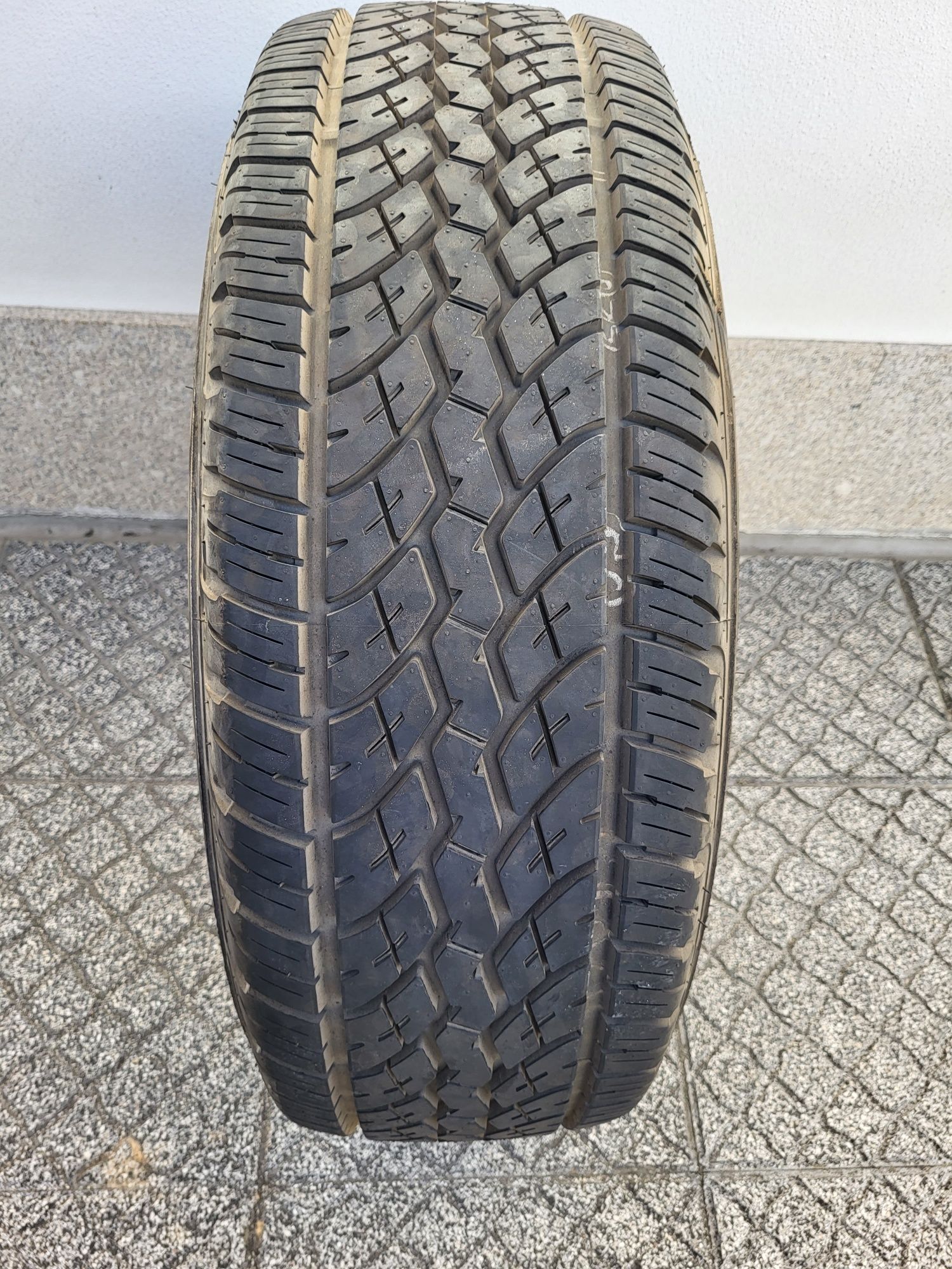 Pneu semi novo 275/70R16