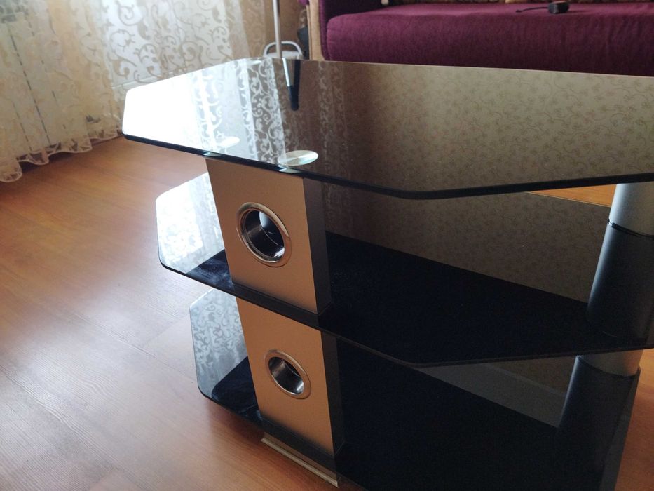 стол из стекла с алюминиевыми ножками.