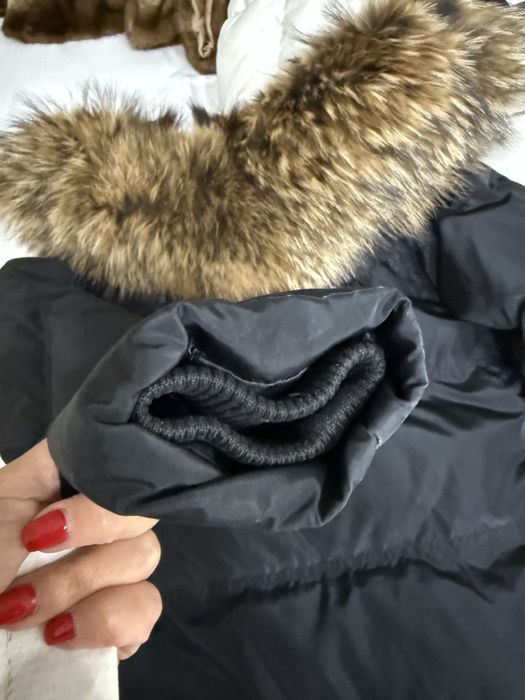 Куртка зимняя продам черная натуральный мех енот