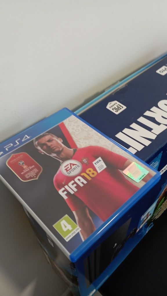 PS4 PRO 1TB como nova C/ 2 Comandos + STAND C/ VENTOINHA + JOGO FIFA 1