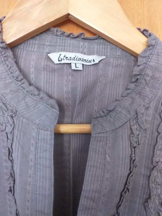 Blusa de senhora da stradivarius.