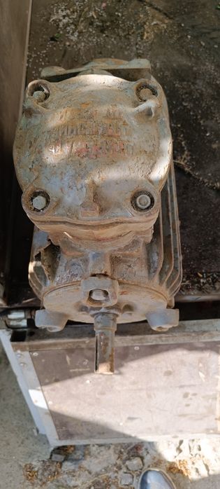 Двигун єлектричний