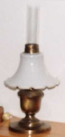 Candeeiro Séc XX, base em latão e campânula de vidro opalino