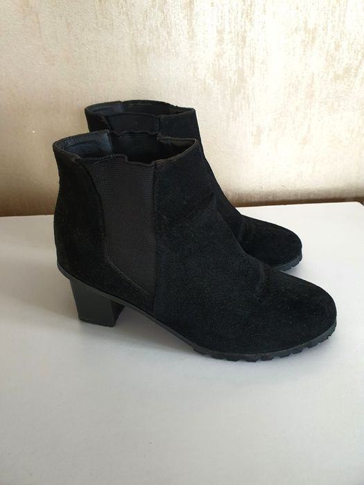 Buty botki na obcasie 37,5 / 38 jesienne
Stan bardzo dobry
Wyczyszczon