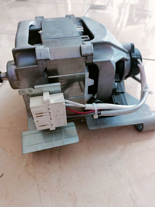 Мотор неробочий від Пральної машинки вузька WHIRLPOOL FWSF 61053 W EU